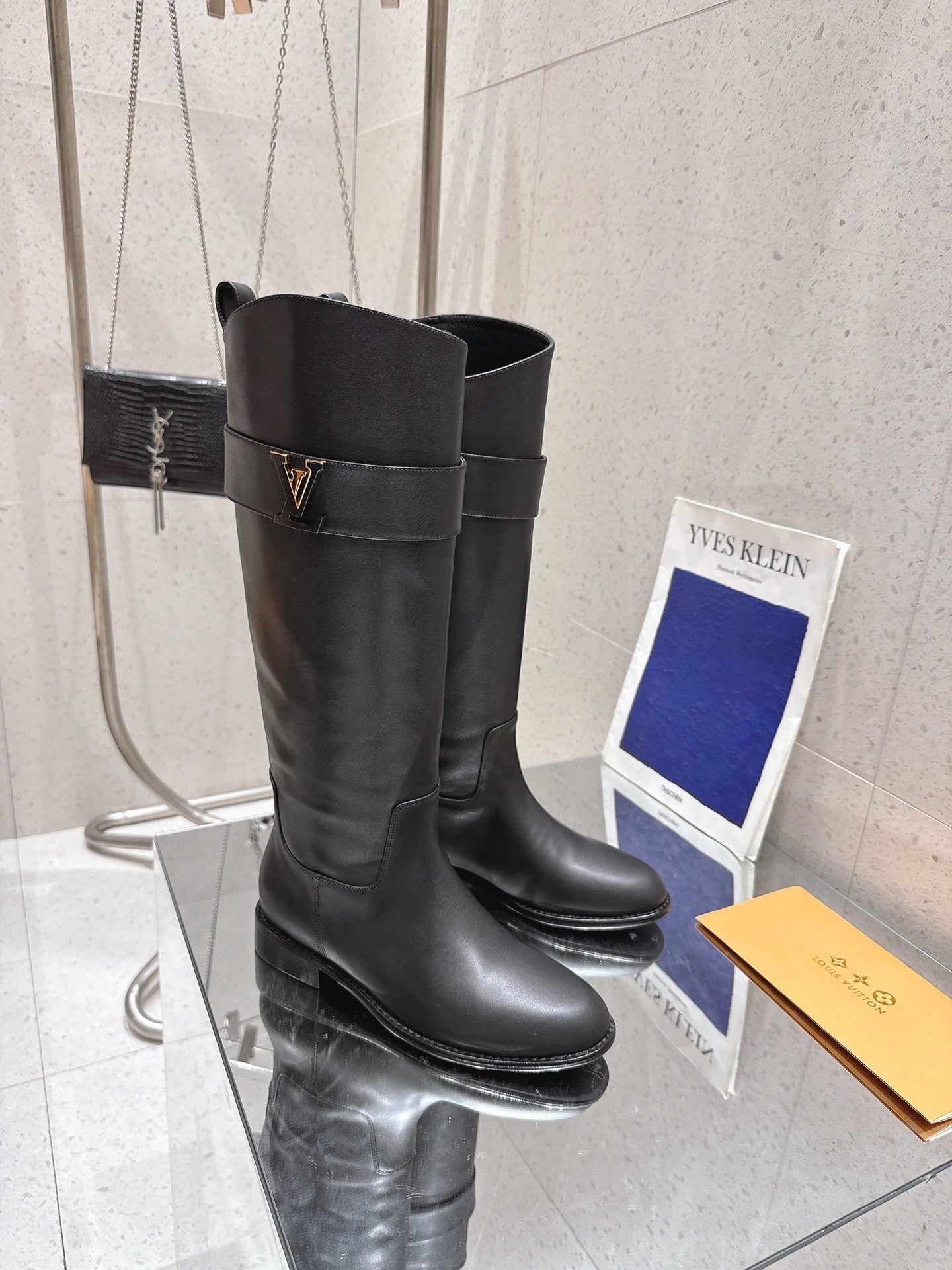 LV Botte haute plate Midtown