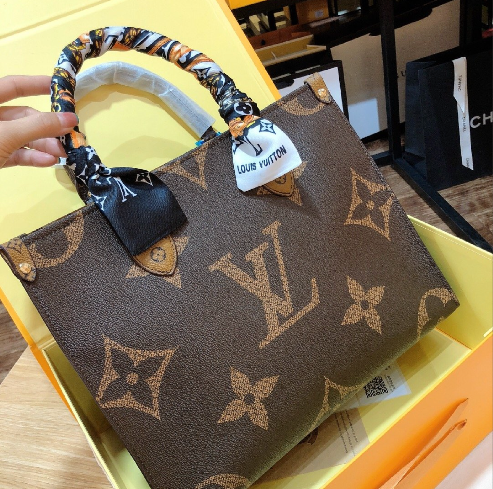 Sac à main Louis Vuitton Monogram Reverse + Foulard de sac