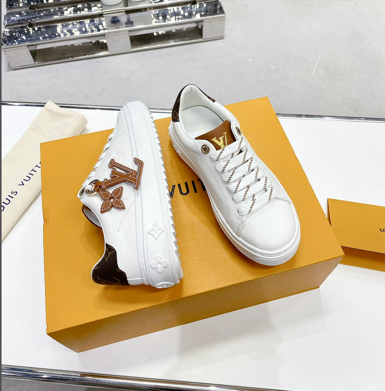 Sneakers LV Time out (Femme)